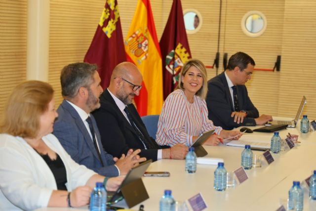 La alcaldesa reclama desbloquear el ferrocarril y la ampliación del puerto tras la presentación de la nueva hoja de ruta del Puerto La alcaldesa reclama desbloquear el ferrocarril y la ampliación del puerto tras la presentación de la nueva hoja de ruta del Puerto
