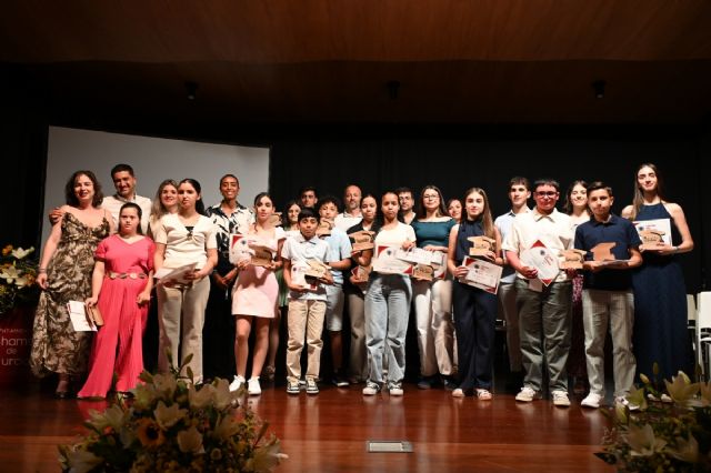 Alhama recupera los Premios a la Cultura del Esfuerzo con una gala multitudinaria en la Casa de la Cultura Alhama recupera los Premios a la Cultura del Esfuerzo con una gala multitudinaria en la Casa de la Cultura
