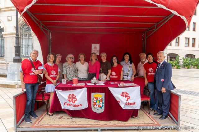 El Ayuntamiento de Cartagena recauda 1.225 euros para Cáritas en la cuestación del Corpus Christi El Ayuntamiento de Cartagena recauda 1.225 euros para Cáritas en la cuestación del Corpus Christi
