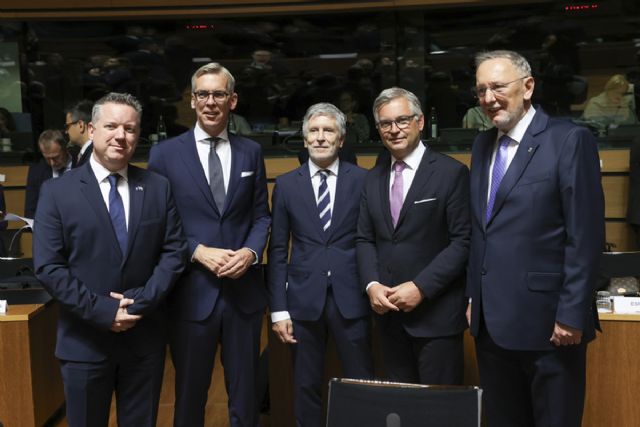 Grande-Marlaska manifiesta la oposición de España a los centros de retorno por las 'serias dudas' sobre su 'legalidad y proporcionalidad' Grande-Marlaska manifiesta la oposición de España a los centros de retorno por las 'serias dudas' sobre su 'legalidad y proporcionalidad'