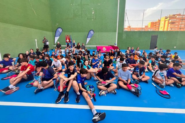 La escuela municipal de tenis sigue con las clases este verano en Cala Flores La escuela municipal de tenis sigue con las clases este verano en Cala Flores
