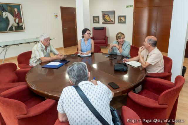 Comercio acuerda con el sector regular la venta de ropa de segunda mano en los mercadillos Comercio acuerda con el sector regular la venta de ropa de segunda mano en los mercadillos