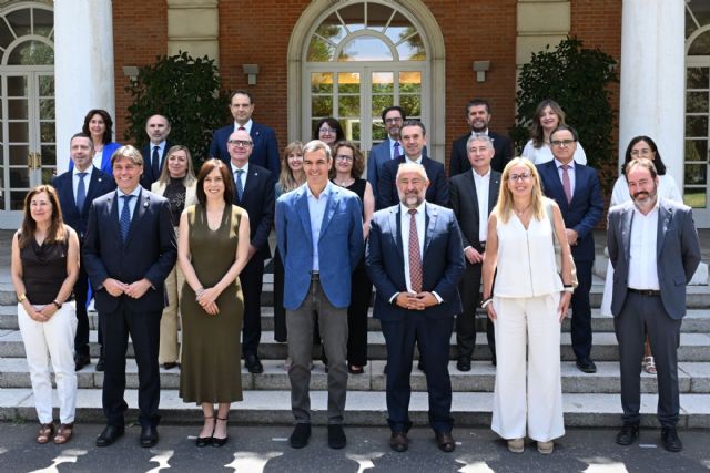 Pedro Sánchez se reúne con la nueva junta rectora de la CRUE Pedro Sánchez se reúne con la nueva junta rectora de la CRUE