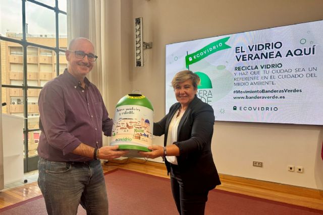 Alejandro Luna recibe el miniglú de Ecovidrio sorteado para promover el reciclaje en Cartagena Alejandro Luna recibe el miniglú de Ecovidrio sorteado para promover el reciclaje en Cartagena