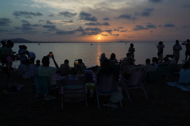 Cartagena disfruta del eclipse solar con amigos y en familia en una jornada marcada por la normalidad Cartagena disfruta del eclipse solar con amigos y en familia en una jornada marcada por la normalidad