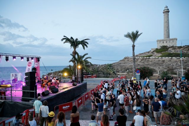 Cerca de 7.000 personas disfrutan del festival Cabo de Pop, que combina música independiente, actividades náuticas y sostenibilidad Cerca de 7.000 personas disfrutan del festival Cabo de Pop, que combina música independiente, actividades náuticas y sostenibilidad