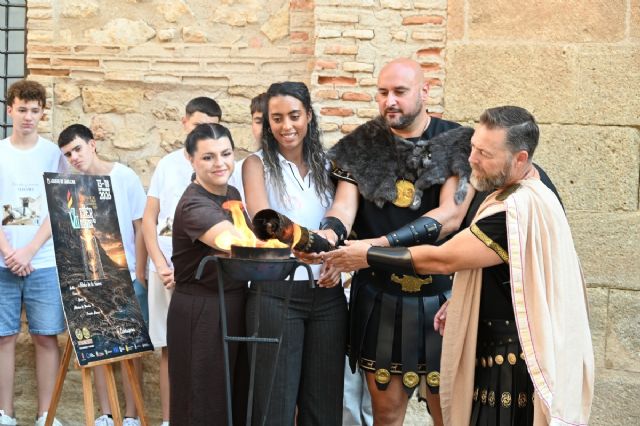 Alhama recibe por primera vez el fuego sagrado de las Fiestas de Carthagineses y Romanos Alhama recibe por primera vez el fuego sagrado de las Fiestas de Carthagineses y Romanos
