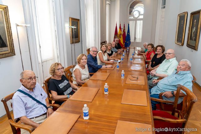 Ayuntamiento y Federación de Mayores estrechan su colaboración para impulsar actuaciones intergeneracionales y la coordinación con otros colectivos vecinales Ayuntamiento y Federación de Mayores estrechan su colaboración para impulsar actuaciones intergeneracionales y la coordinación con otros colectivos vecinales