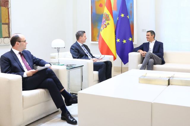 El presidente del Gobierno se reúne con el director ejecutivo de Roche y presidente de los CEO de biofarmacéuticas para abordar los retos del sector El presidente del Gobierno se reúne con el director ejecutivo de Roche y presidente de los CEO de biofarmacéuticas para abordar los retos del sector