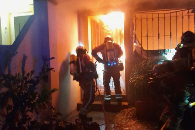 Bomberos del Ayuntamiento de Cartagena extinguen un incendio en un dúplex de Playa Honda Bomberos del Ayuntamiento de Cartagena extinguen un incendio en un dúplex de Playa Honda