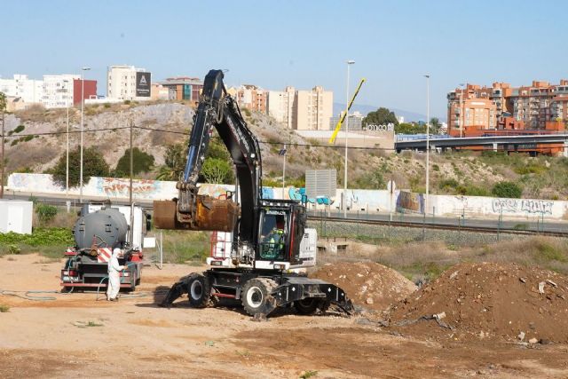 El Ayuntamiento retoma la retirada de residuos de Los Mateos para completar esta fase en dos días El Ayuntamiento retoma la retirada de residuos de Los Mateos para completar esta fase en dos días