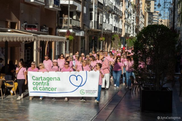 Más de un centenar de personas participan en la marcha por el cáncer de mama Más de un centenar de personas participan en la marcha por el cáncer de mama