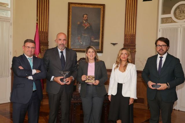 El Ayuntamiento recibe a representantes de Grupo Huertas con motivo del 125 aniversario de la empresa El Ayuntamiento recibe a representantes de Grupo Huertas con motivo del 125 aniversario de la empresa