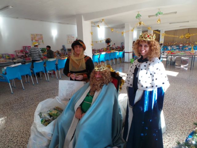 Los Reyes Magos visitaron esta mañana Critas Tres Avemaras - 9