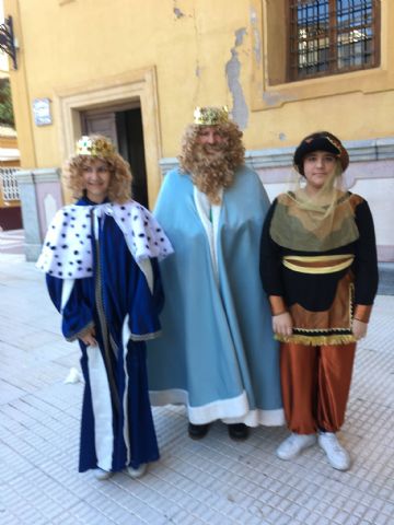 Los Reyes Magos visitaron esta mañana Critas Tres Avemaras - 11