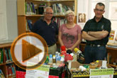 Se hace entrega de los alimentos recogidos en la campaña solidaria promovida por la Biblioteca Municipal Mateo Garca para Critas de ambas parroquias