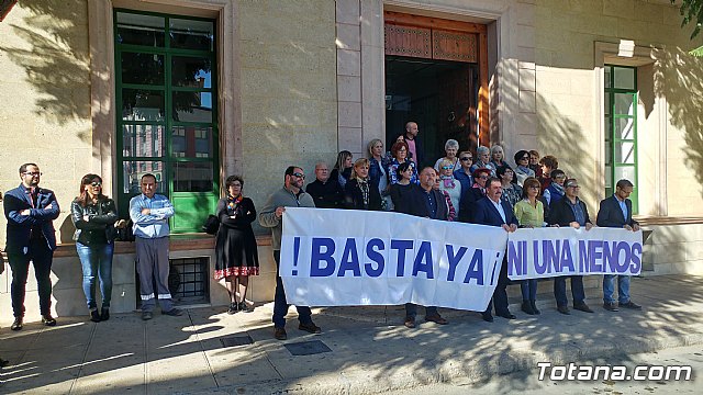 Se guarda un minuto de silencio a las puertas del Ayuntamiento como señal de condena por el ltimo caso de violencia machista en Elda (Alicante) - 1