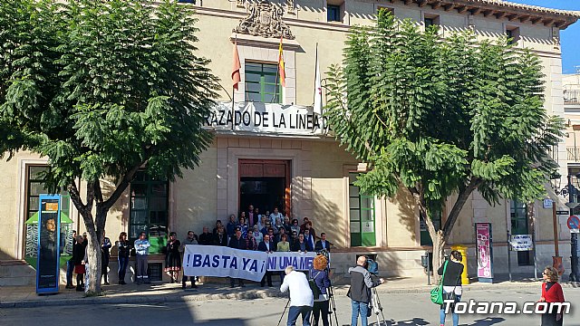Se guarda un minuto de silencio a las puertas del Ayuntamiento como señal de condena por el ltimo caso de violencia machista en Elda (Alicante) - 4