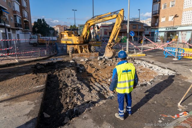 El Ayuntamiento de Cartagena trabaja en la reparación de una tubería de alcantarillado en la rotonda de la calle Trafalgar con Juan Fernández - 1, Foto 1