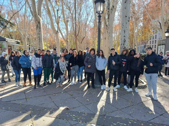 Un grupo de jóvenes participa en actividades comunitarias organizadas por la Concejalía de Bienestar Social a través de los programas Empieza Molina e Integra - 1, Foto 1