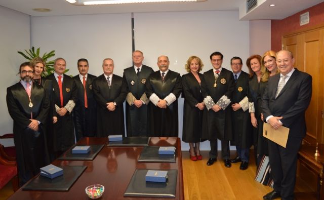 El Colegio de Abogados entrega sus medallas de oro y plata a los colegiados con 50 y 25 años de colegiación - 2, Foto 2