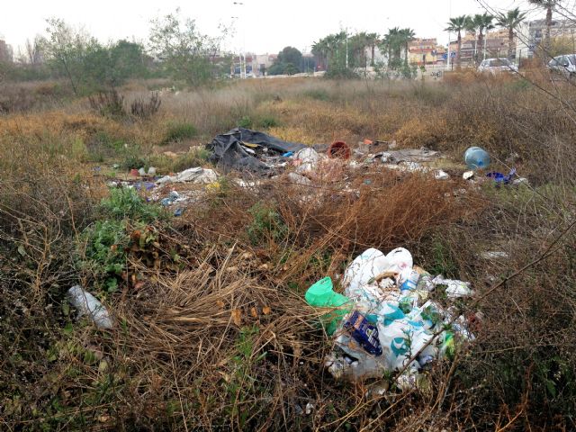 El PSOE denuncia que solares de Santiago y Zaraiche se han convertido en escombreras por donde circulan escolares a diario - 1, Foto 1