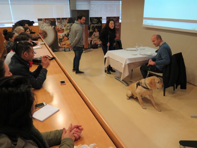 El CCT enseña a estudiantes y profesionales de sala el protocolo de atención a personas con discapacidad visual en restaurantes - 2, Foto 2