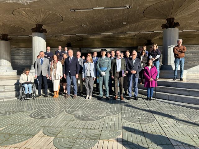 Minuto de silencio a las puertas de la Asamblea en homenaje a los dos guardia civiles fallecidos en Barbate - 1, Foto 1