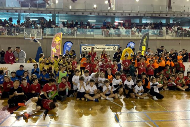 Cien niños dan sus primeros pasos en el balonmano en el Palacio de Deportes de Cartagena - 1, Foto 1