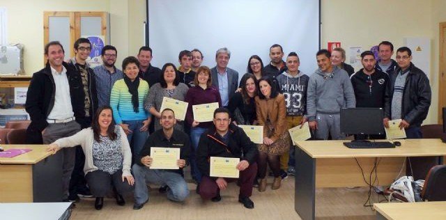 60 personas en riesgo de exclusión social han participado en el programa de búsqueda de empleo que desarrolla Familia con Columbares - 1, Foto 1