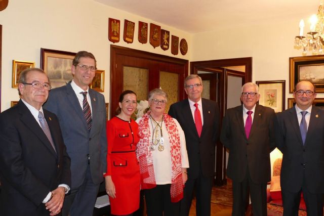 Los cuatro hermanos mayores entregan las medallas de sus cofradías a la nazarena mayor de la Semana Santa 2019 - 1, Foto 1