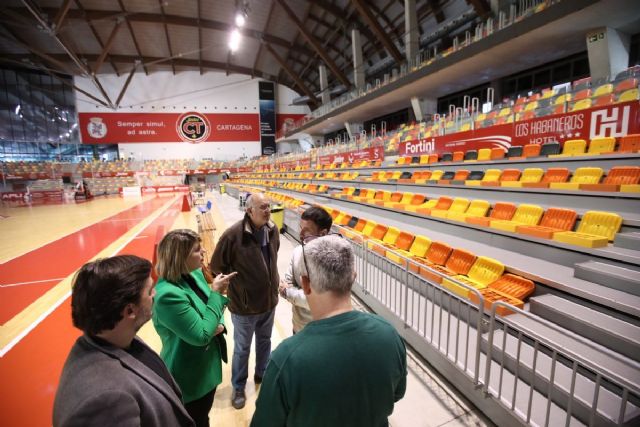 El Palacio de Deportes de Cartagena tendrá un 20% más de aforo con la instalación de nuevos asientos y la Pista de Atletismo tiene ya la estructura de las gradas - 1, Foto 1