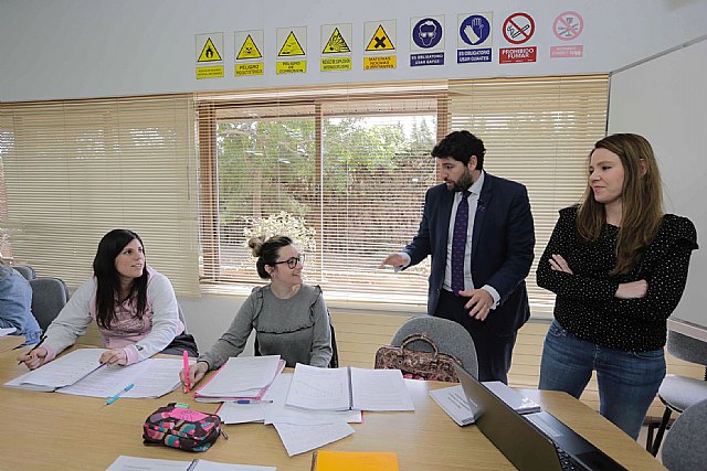 López Miras: Es un orgullo para la Región que el Centrode Formación Profesional Ocupacional de Cartagena sea referente nacional en Química - 2, Foto 2