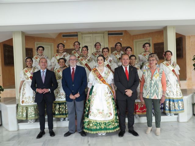 La Reina de la Huerta y su corte de honor visitan la Asamblea Regional - 1, Foto 1