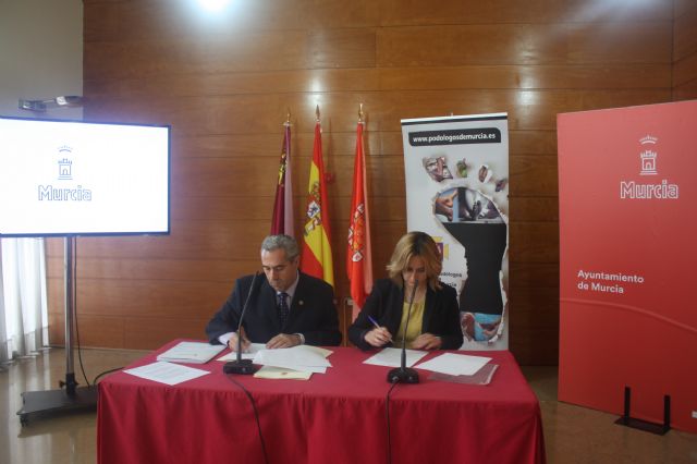 El Ayuntamiento de Murcia firma un convenio de colaboración con el Colegio de Podólogos que beneficia a 35.000 mayores del municipio - 2, Foto 2