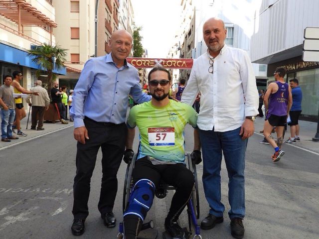 Álvarez-Castellanos y Pedro Sosa apoyan a su candidato Jaime García de IU Lorca con movilidad reducida al inicio de la carrera Corre x Lorca - 1, Foto 1