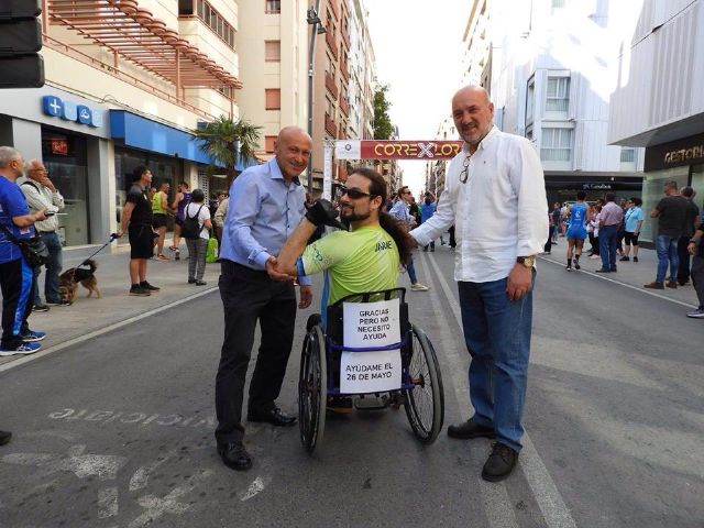 Álvarez-Castellanos y Pedro Sosa apoyan a su candidato Jaime García de IU Lorca con movilidad reducida al inicio de la carrera Corre x Lorca - 2, Foto 2