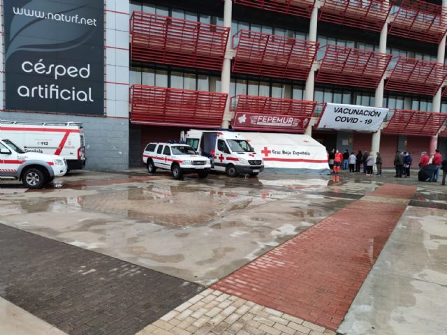 Más de 100 personas voluntarias de Cruz Roja ya han participado en el dispositivo de vacunación ubicado en el Enrique Roca - 1, Foto 1