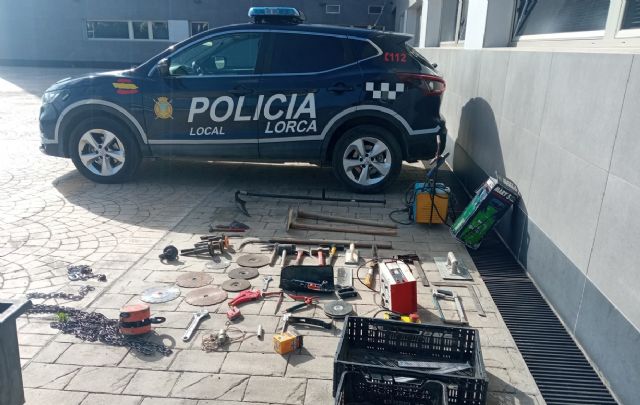 La Policía Local de Lorca detiene a tres personas por un presunto delito de robo con fuerza de cable en un edificio abandonado - 3, Foto 3