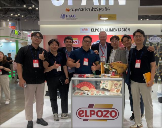 El Pozo Alimentacin exhibe sus productos en la feria Food & Hotel de Sel en Corea del Sur, Foto 1