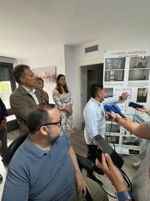 El Ayuntamiento presenta la nueva vivienda adaptada de ASDIFILOR en el barrio de San Fernando - 1, Foto 1