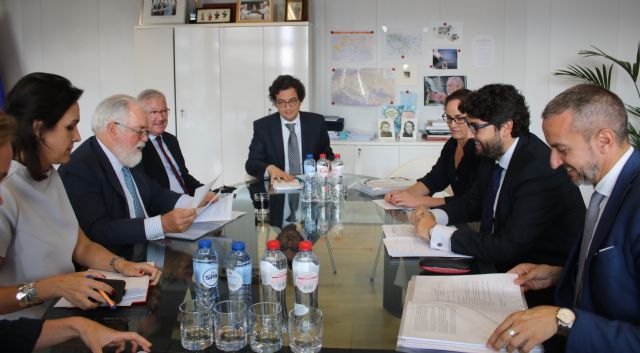 El presidente traslada al comisario Arias Cañete el compromiso del Gobierno regional en la lucha contra el cambio climático - 1, Foto 1