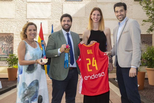 López Miras recibe a la murciana Laura Gil, campeona de Europa con la selección española femenina de baloncesto - 1, Foto 1