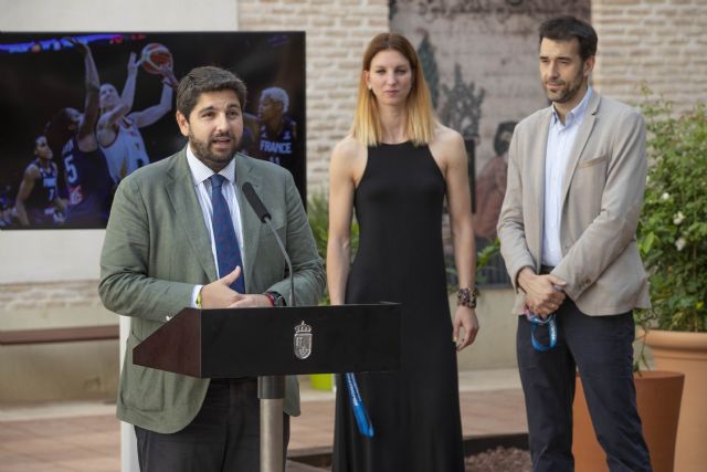 López Miras recibe a la murciana Laura Gil, campeona de Europa con la selección española femenina de baloncesto - 2, Foto 2