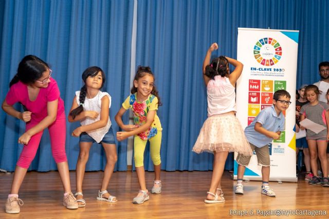 Actuaciones y bailes en la clausura de la V Escuela Abierta de Verano ´ConVive en tu barrio: abierto por vacaciones´ - 1, Foto 1