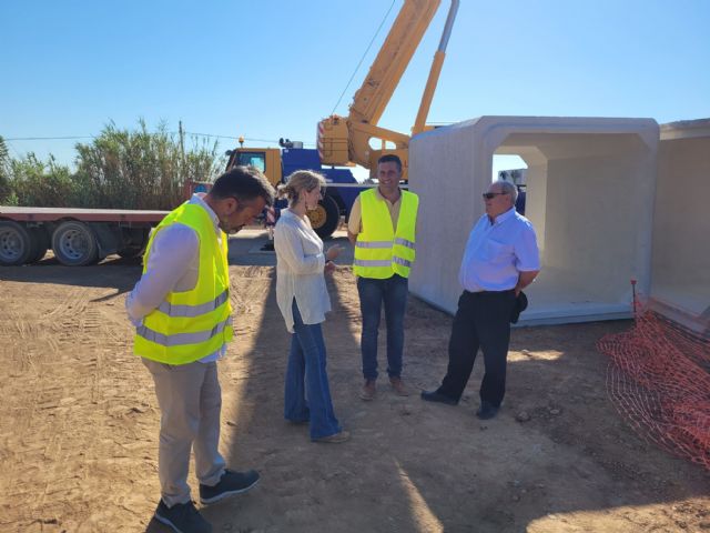 La Comunidad instala marcos de hormigón para contener las avenidas de agua en la vía que discurre por la población cartagenera de La Aparecida - 2, Foto 2