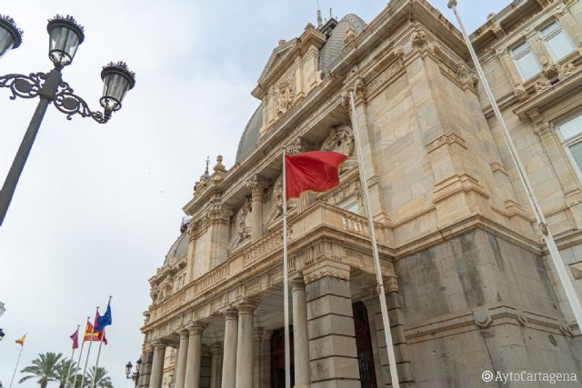 El Palacio Consistorial enarbola la bandera cantonal en el 150 aniversario del Levantamiento - 1, Foto 1