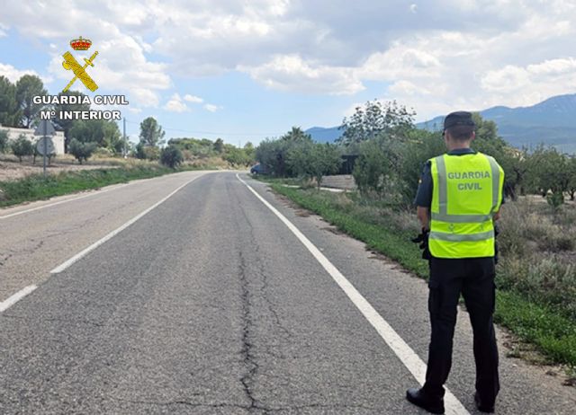 La Guardia Civil sorprende a un vecino de Moratalla después de colocar piedras en la carretera RM 715 - 1, Foto 1