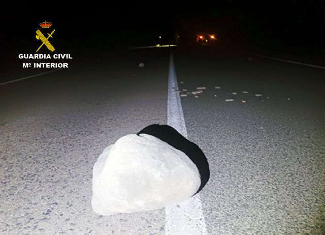 La Guardia Civil sorprende a un vecino de Moratalla después de colocar piedras en la carretera RM 715 - 3, Foto 3