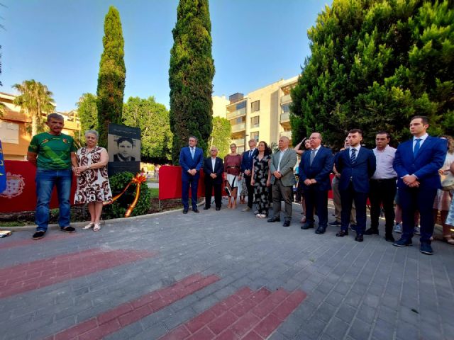 El Ayuntamiento instala un monolito en recuerdo a Miguel Ángel Blanco en la plaza que lleva su nombre - 1, Foto 1